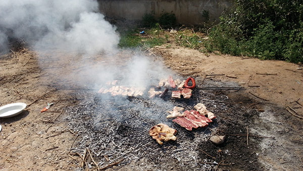 20150629_05-나헤라-초입에서-만난-주민들이-굽던-고기.jpg