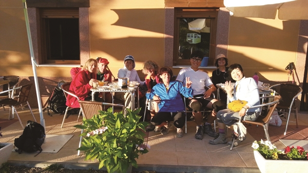 레온으로 가는 길 바르에서 동료 순례자들과 아침을 먹으며 찍은 사진.jpg