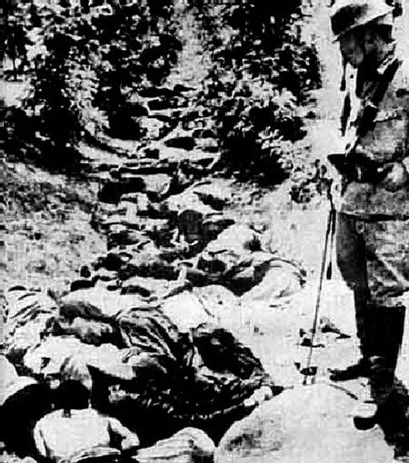 Chinese_killed_by_Japanese_Army_in_a_ditch,_Hsuchow.jpg