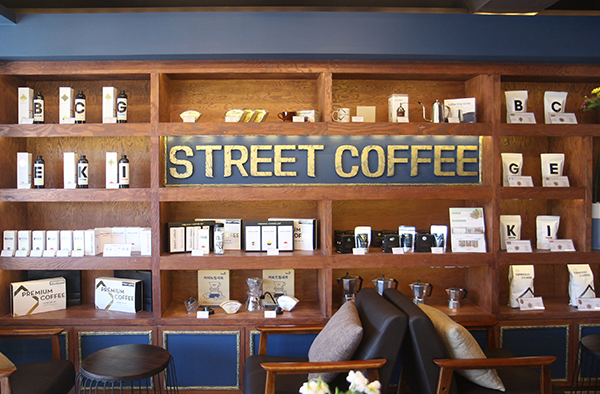 카페 스트릿커피 내부. 지원컴퍼니에서 생산한 커피 제품이 진열되어 있다..JPG