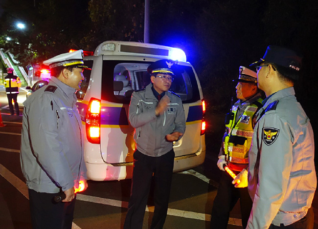 (나날)20181210마산중부서장 음주운전 단속 경찰관 격려.jpg
