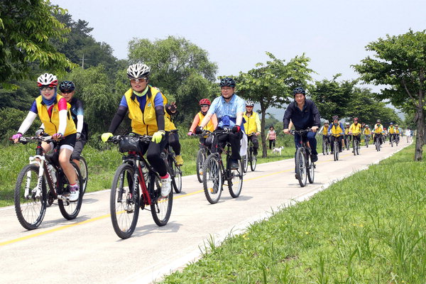 ▲ 창원시가 15일 의창구 북면 낙동강 수변공원 일원에서 '자전거 이용 활성화를 위한 생활자전거 라이딩'을 펼쳤다. /창원시