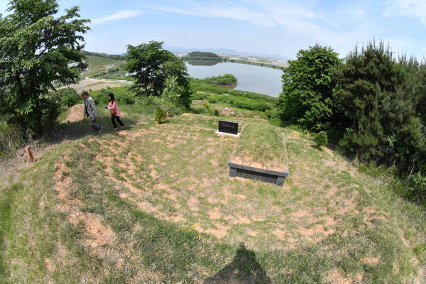 ▲ 창원시 의창구 동읍 주남저수지 인근 금산마을 야산에 묘지가 조성되어 있다. /김구연 기자 sajin@idomin.com