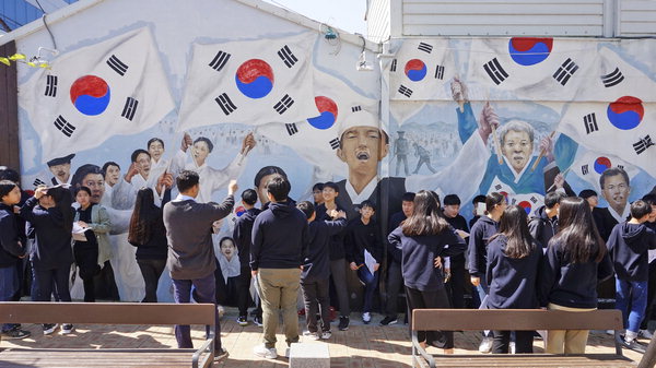 ▲ 홍제중학교 학생들이 의열기념관 둘레 담벼락 만세시위 대열에 들어가 하나가 됐다.