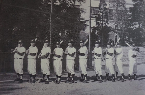 ▲ 마산고 야구부 선수단이 1972년 찍은 기념 사진. 오른쪽 네 번째가 강정일이며, 그 왼쪽 바로 옆이 애초 팀 에이스였던 김종일이다. /강정일 소장