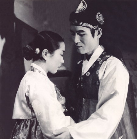 ▲ 영화 <시집가는 날>(1956년)에 출연한 최현(오른쪽). /한국영상자료원