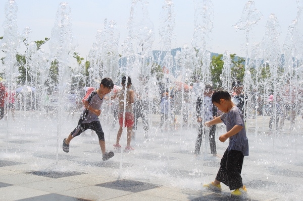 지난해 워터페스티벌에 참가한 어린이들이 바닥분수에서 물놀이를 하고있다. /렛츠런 부경
