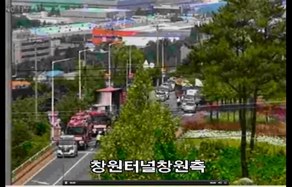 25일 오전 10시 26분께 창원터널 창원에서 김해방향으로 달리던 트럭에서 불이나는 사고 났다. 오전 11시 현재 사고 수습으로 터널 창원에서 김해방향 진입이 어렵다. /창원시 교통정보센터 영상 캡처