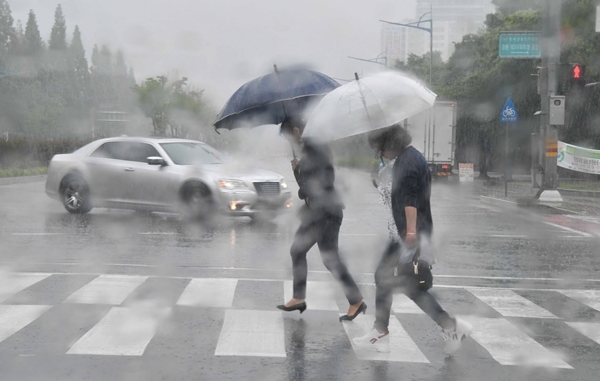 장마의 영향으로 많은 비가 내린 26일 시민들이 창원시 의창구 창원종합버스터미널 앞 횡단보도를 지나가고 있다. /김구연 기자 sajin@idomin.com