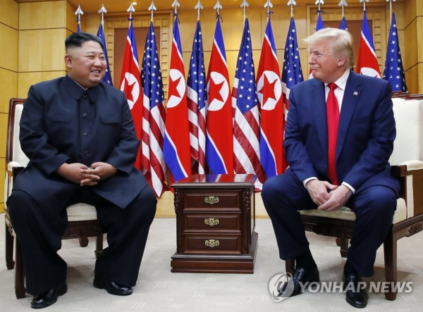 도널드 트럼프 미국 대통령과 북한 김정은 국무위원장이 30일 오후 판문점 자유의 집에서 만나 대화하고 있다. /연합뉴스