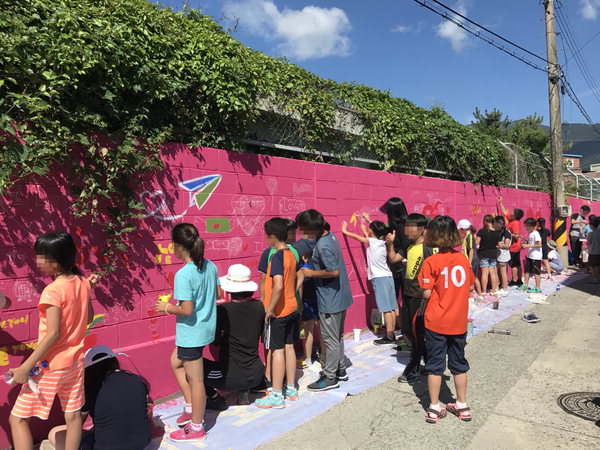 ▲ 남해군 남해읍 죽산마을 사랑의벽 프로젝트에 참가하고 있는 사람들. /김화연