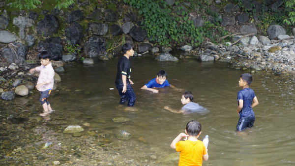 ▲ 물웅덩이에서 물놀이를 하고 있는 아이들.