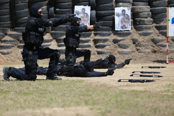 4일 오후 3시 의령군에서 열린 경남지방경찰청 '경찰특공대' 창설식에서 특공대가 시범 훈련을 하고 있다. /경남지방경찰청