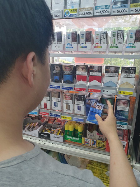 ▲ 창원지역 한 슈퍼마켓 업주가 일본 담배 '뫼비우스'를 들여다 보고 있다. 이 업주는 '뫼비우스' 기존 제품이 소진되면 신규 발주를 하지 않을 것이라고 밝혔다. /문정민 기자