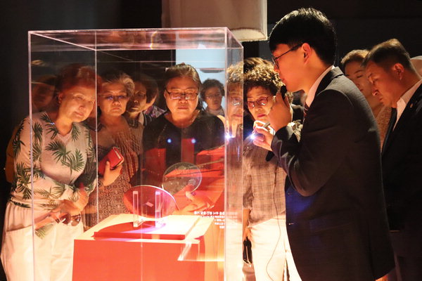 ▲ 김해박물관 '고대의 빛깔, 옻칠'전에서 관람객들이 전시된 옻칠 유물을 들여다보고 있다. /이서후 기자
