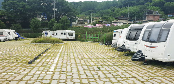 ▲ 창원시 한 공영주차장에 캠핑차량들을 대놓은 모습. /류민기 기자