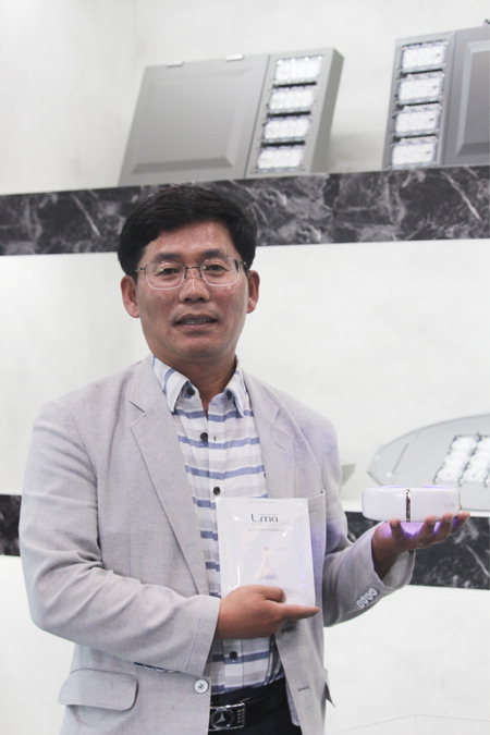 ▲ 비츠로 장순기 CEO가 LED 넥마스크 제품인 엘마를 소개하고 있다.  /주찬우 기자