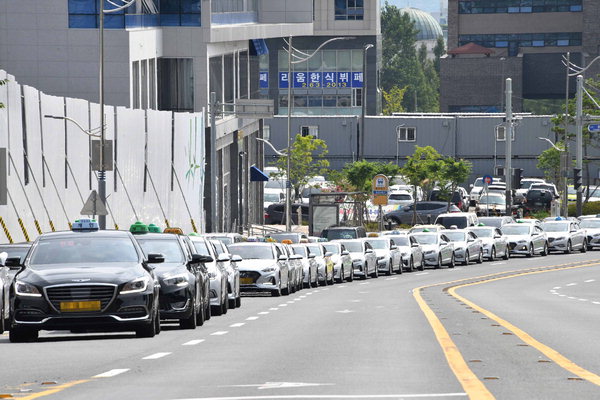 ▲ 17일 오후 창원중앙역 부근에서 택시들이 길게 줄을 서서 손님을 기다리고 있다. /김구연 기자 sajin@idomin.com