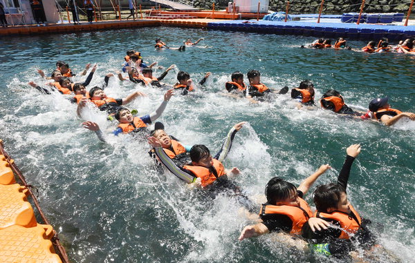 ▲ 거제 능포초교 학생들이 통영 해양생존체험장에서 생존수영을 배우고 있다. /박일호 기자 iris15@