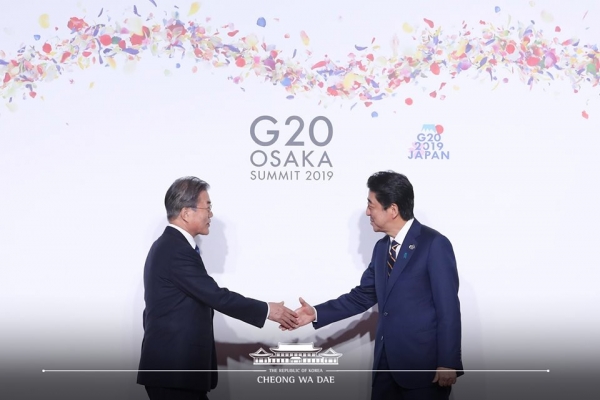G20에서 악수를 나누는 문재인 대통령과 아베 총리 /청와대 페이스북