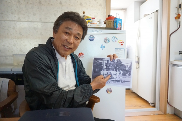 현재 부산에 살고 있는 강정일(65) 씨가 1971년 마산고 선수들이 함께 찍은 사진을 보여주고 있다. 그는 당시 1학년으로 투수 아닌 포수로 뛰고 있었다 /남석형 기자
