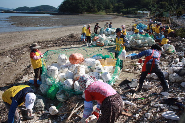 ▲ 통영지역 시민단체와 주민들이 방화섬 해양 쓰레기 정화 활동을 하고 있다. /통영환경운동연합