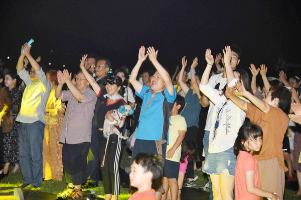 ▲ 양산재즈페스타에 함께한 시민들이 연주자들의 열띤 공연에 손뼉치며 즐기고 있다. /김구연 기자 sajin@idomin.com