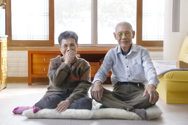 ▲ 1940년생 송희섭(왼쪽) 씨와 1939년생 김홍무 씨. 두 사람은 부부이자, 책 <나의 두 사람>을 쓴 김달님 작가에게는 마음의 부모다. /나의 두 사람