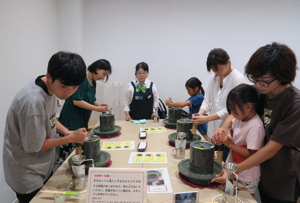 ▲ 관광객들이 시즈오카 차 박물관에서 직접 말차를 만들어 가져가는 체험을 하고 있다.  /이영호 기자