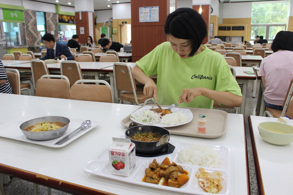 ▲ 김민지 기자가 창원대 사림관 식당에서 등심돈가스를 먹는 모습. /이서후 기자