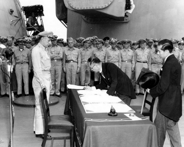 1945년 9월 2일 일본 외무대신 시게미쓰 마모루가 USS 미주리에서 항복 문서에 서명하고 있다.
