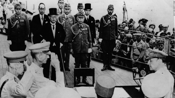 1945년 9월 2일 일본 외무대신 시게미쓰 마모루가 USS 미주리에서 항복 문서에 서명하고 있다.