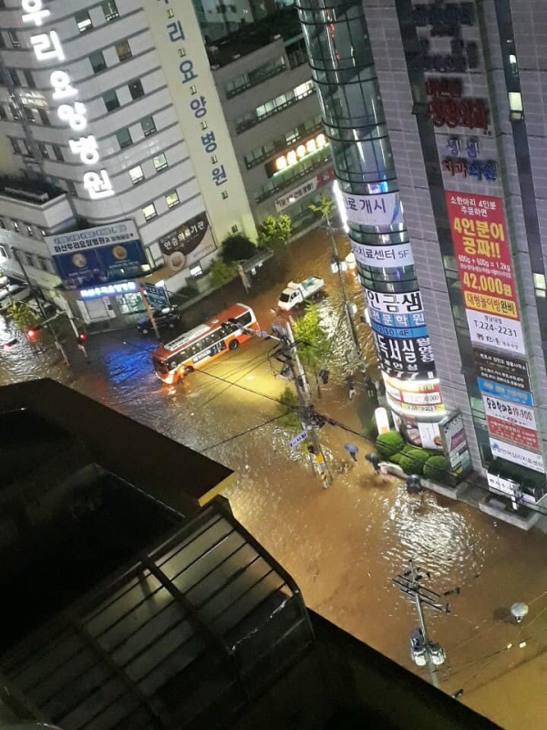 ▲ 창원시 마산합포구 해운동 우리요양병원 앞 도로가 폭우와 만조로 인해 침수되어있다. /황상태
