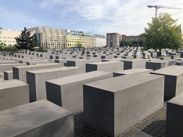 ▲ 은은하게 슬프던 독일 베를린 브란덴부르크문 남쪽 '학살된 유럽 유대인을 위한 기념물'. /이서후 기자