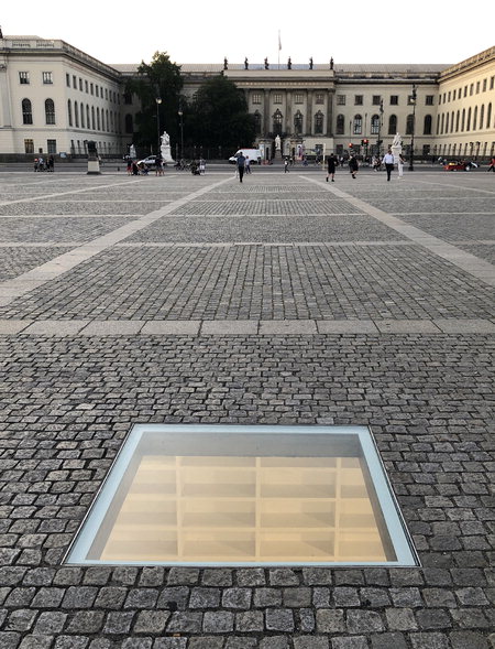 ▲ 베를린 베벨 광장에 있는 '매장 도서관'. 2차 대전 당시 나치의 책 화형식을 기억하기 위한 조형물. 정면으로 훔볼트대학이 보인다./이서후 기자 <br /><br />