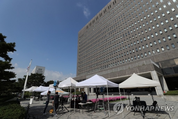 ▲ 검찰 앞 방송사 텐트들 /연합뉴스