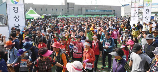 ▲ 걷기대회에 참가한 시민들이 환한 표정으로 운동장을 출발하고 있다.  /박일호 기자 iris15@idomin.com