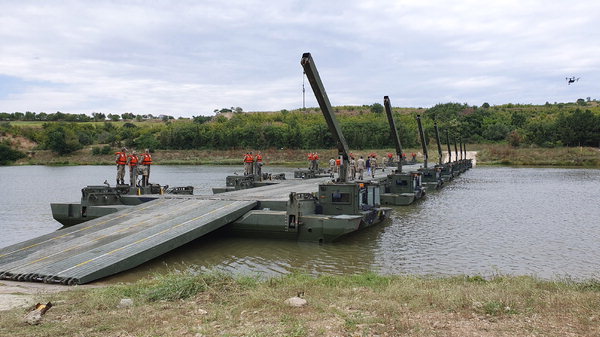 ▲ 터키에서 터키군과 부교 테스트 중인 자주도하장비 AAAB(Armored Amphibious Assault Bridge). /현대로템