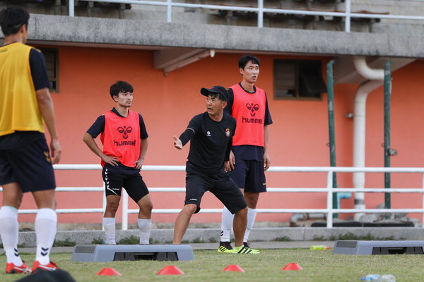 ▲ 호성원(가운데) 경남FC 코치가 지난 1월 말 태국 방콕 전지훈련장에서 선수들과 이야기를 나누고 있는 모습. /프로축구연맹