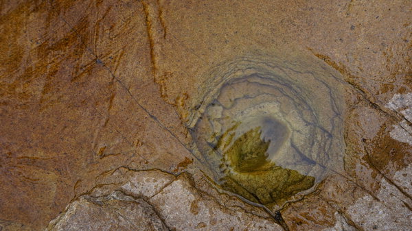▲ 별천계곡 상류 두 물줄기가 합해지는 부분에 있는 일산 박았던 구멍.