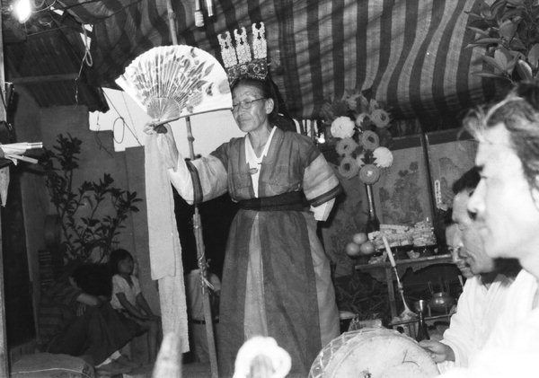 ▲ 1982년 통영 오귀새남굿을 하는 모습. /남해안별신굿보존회