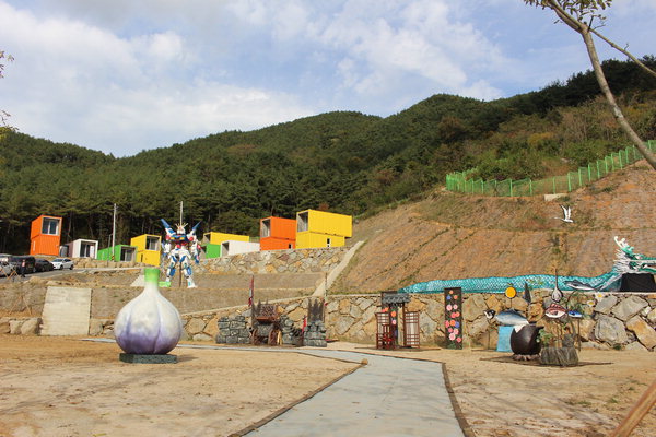 ▲ 큰들 산청 마당극마을에 전시된 소품들.<br /><br /> /김민지 기자