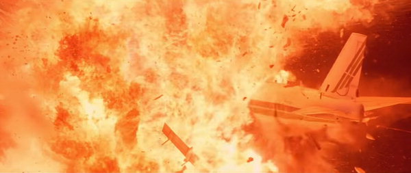 ▲ 맥클레인(맨 위 사진) 형사가 유출된 항공유에 불을 붙여 테러리스트의 비행기를 박살내는 장면. /유튜브 'Movieclips' 캡처