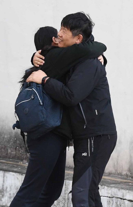 ▲ 진주여고 수능고사장 앞에서 한 학부모가 딸을 안아주고 있다. /박일호 기자 iris15@idomin.com
