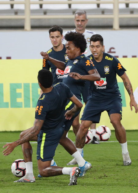 ▲ 브라질 축구대표팀의 윌리앙(가운데)·피르미누(맨 오른쪽) 등 선수들이 17일(한국시간) 아랍에미리트(UAE) 아부다비의 알 나흐얀 스타디움에서 한국과의 경기를 이틀 앞두고 훈련을 하고 있다.  /연합뉴스