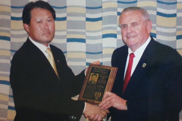 ▲ 세계연맹 돈 포터(오른쪽) 회장으로부터 명예의 전당 헌정패를 받는 모습.  /황창근