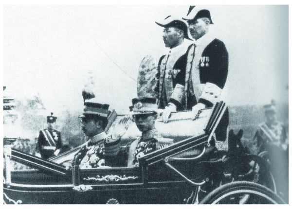 1935년 국빈으로 일본을 방문한 만주국의 마지막 황제 푸이를 영접하는 히로히토.