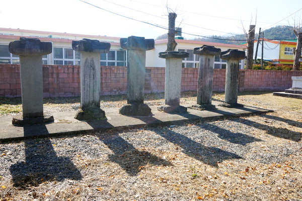▲ 함성중학교 진입로에 놓인 선정비들. 왼쪽에서 셋째가 오횡묵, 여섯째가 김명진이다.