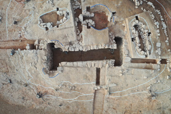 ▲ 거창군 가조면 석강리 고분군 M13호분에서 발굴된 '工' 자 모양 무덤 전경. /거창군