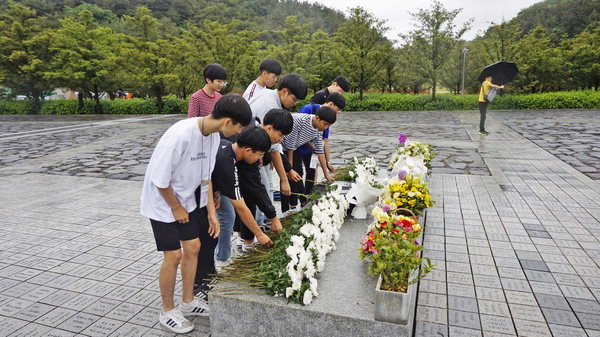 ▲ 통영YMCA 학생들이 노무현 대통령 묘소에 헌화하는 모습.